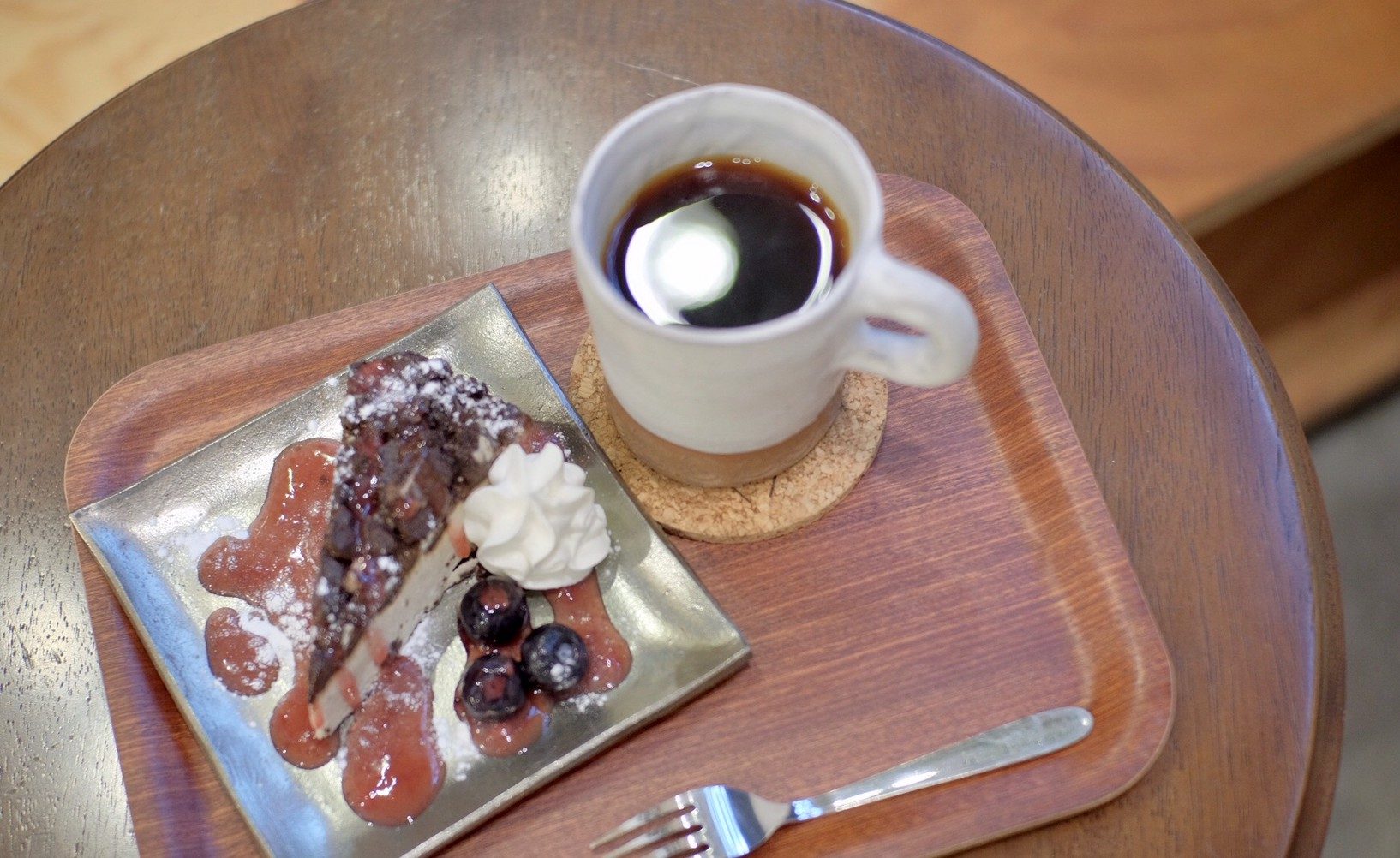ベリーを添えたケーキと、ドリップ珈琲。