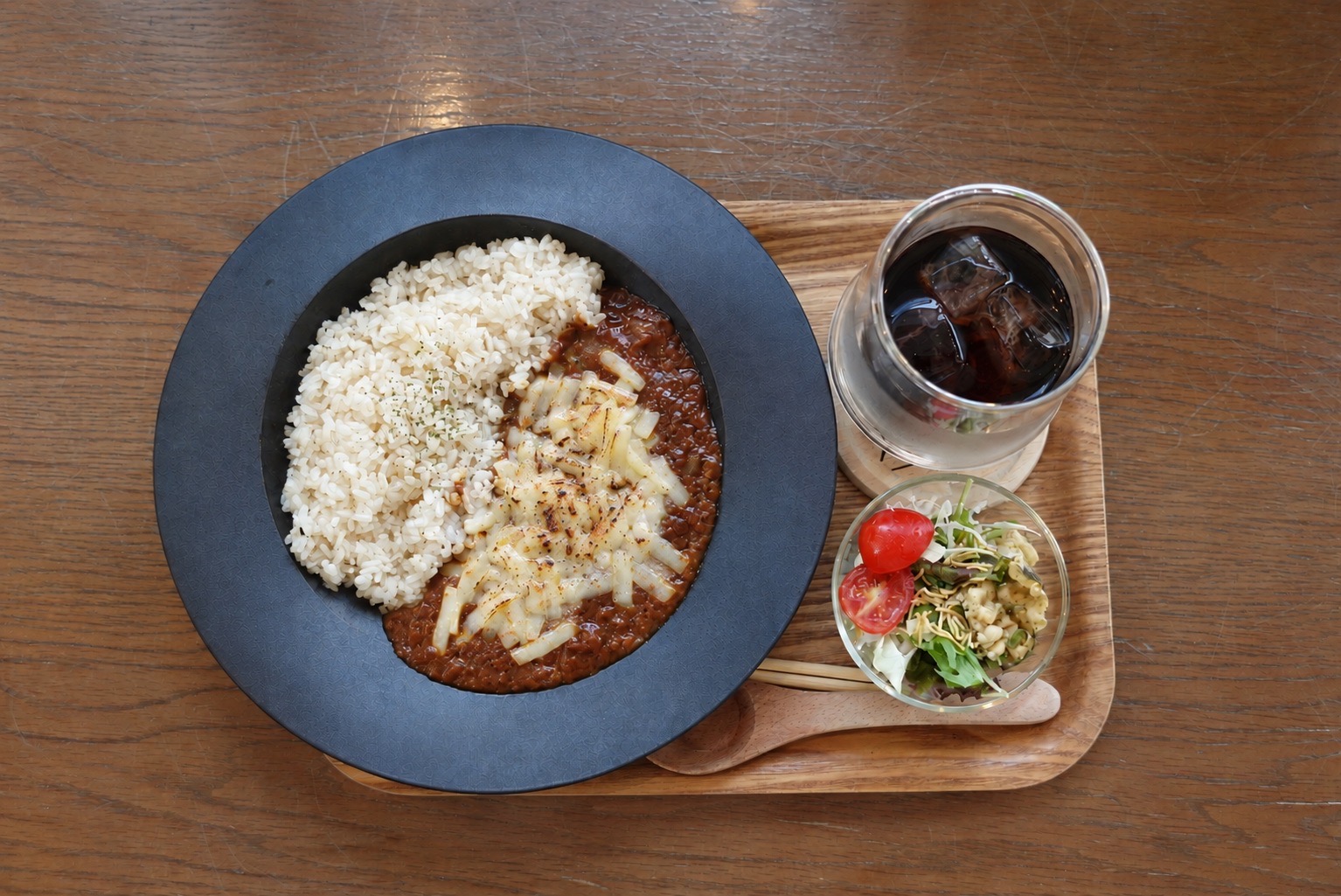 炙りチーズのハヤシライス。ルーから仕込んだ熱々のハヤシにたっぷりのチーズをのせ、バーナーで表面を炙ったCAFE木と本の看板メニュー